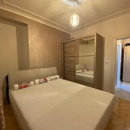 Aja Lux *